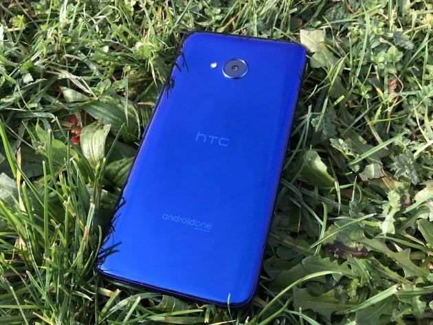 htc u11 life w trawie