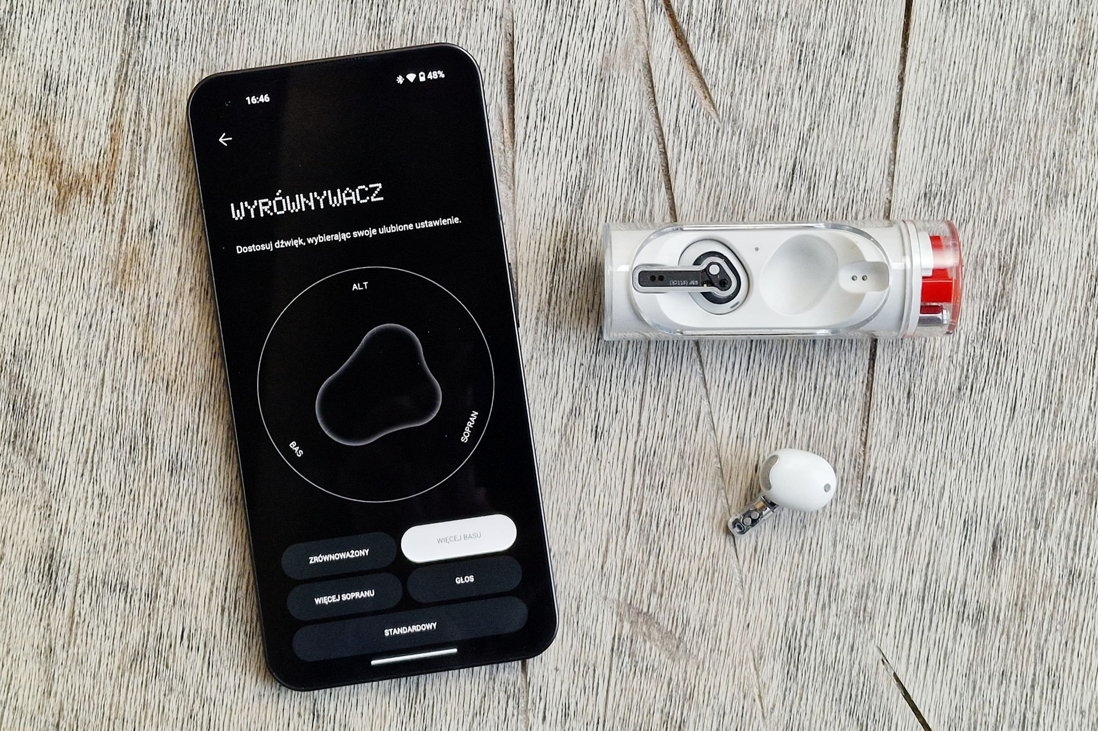 Nothing Ear (stick) integrują się z Nothing Phone'em (stick) na poziomie systemu