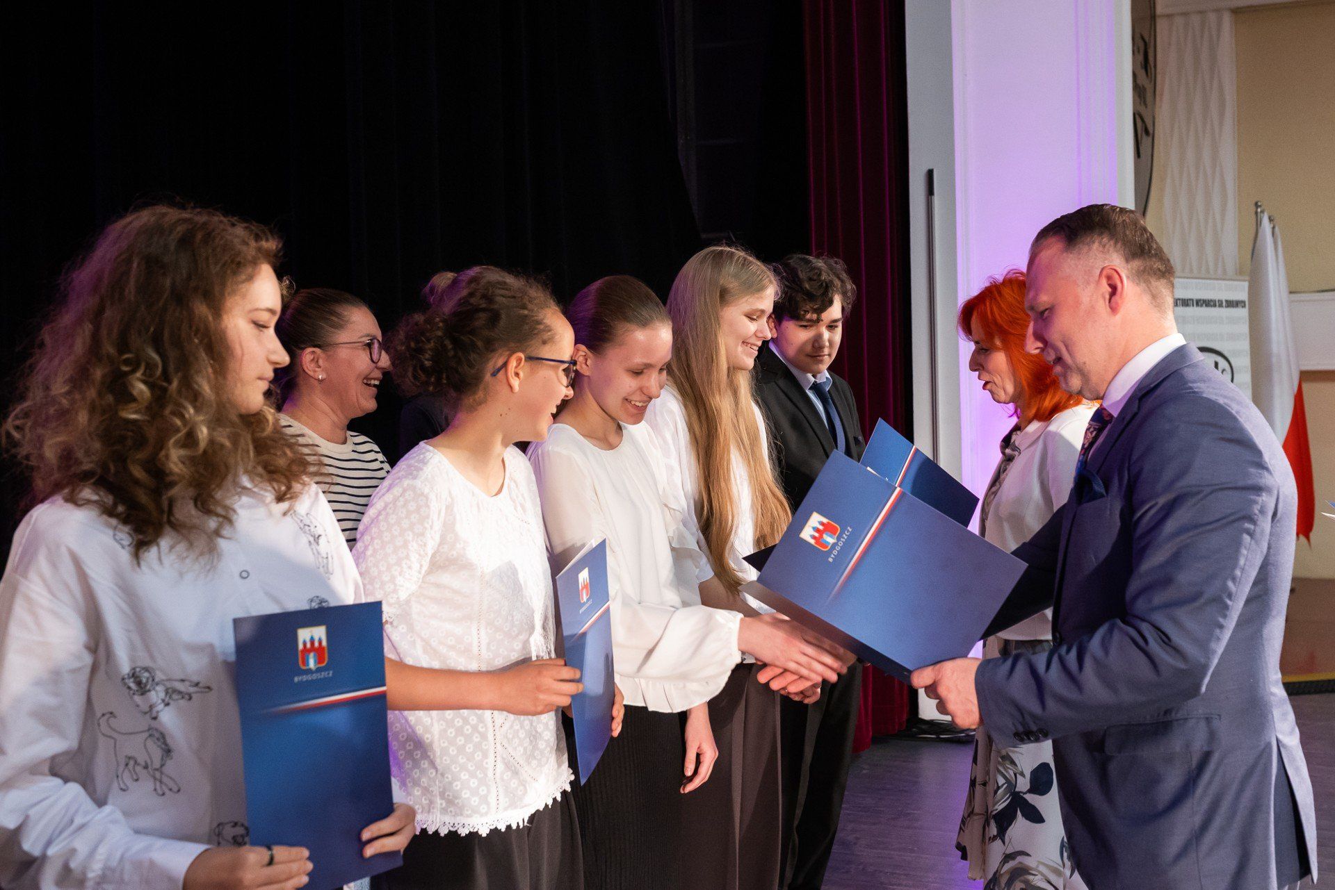 115 uczniów oraz 92 nauczycieli z bydgoskich szkół zostało nagrodzonych podczas Gali Laureatów Konkursów i Olimpiad Przedmiotowych 2025, która 17 czerwca odbyła się w Kinoteatrze.
