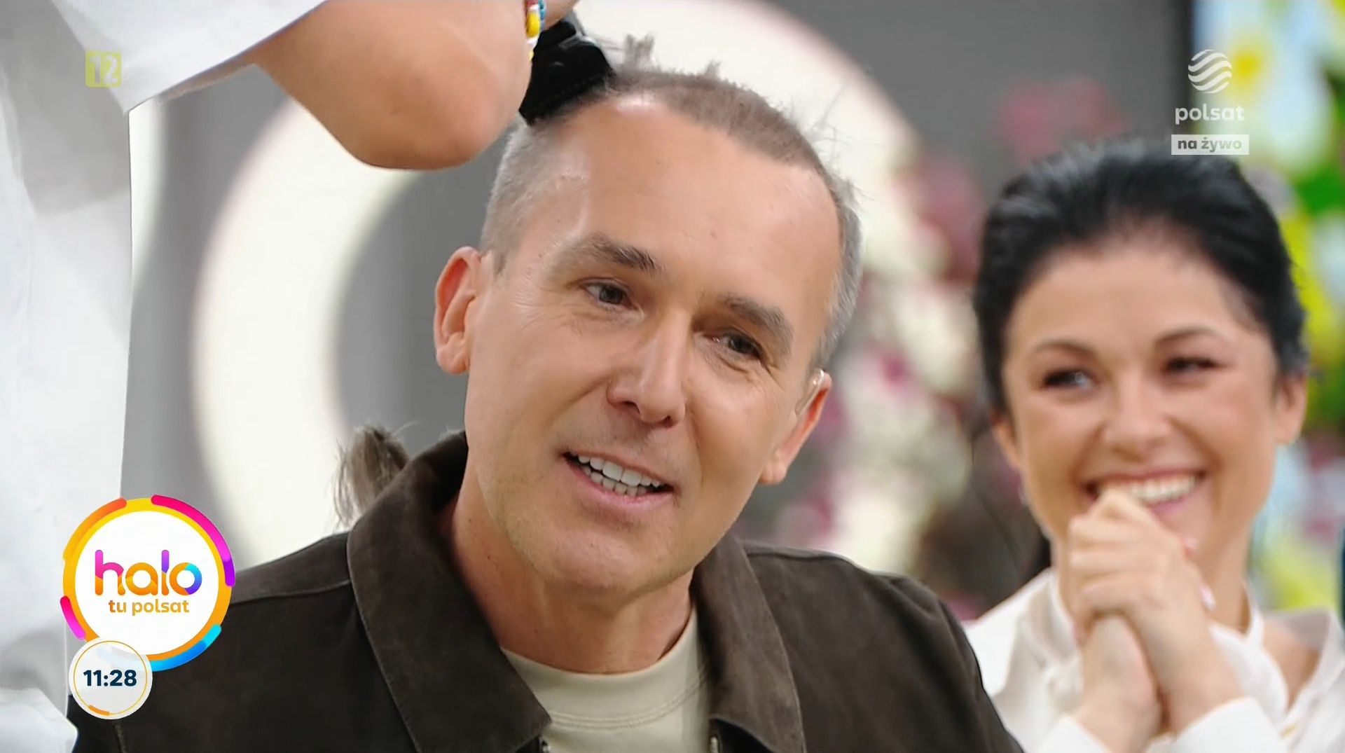 Maciej Kurzajewski ogolił głowę w programie na żywo