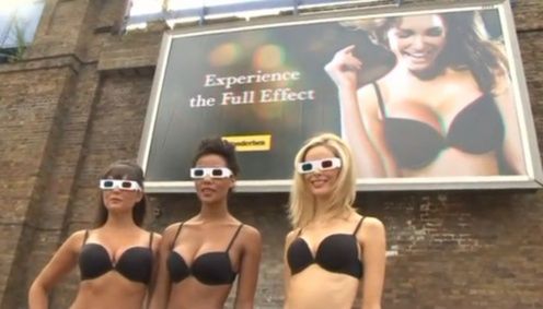 Piersi w trzech wymiarach, które wychodzą z billboardu! [wideo] 1