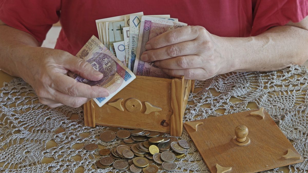 Stock Marek Bazak
Fot. Zofia i Marek Bazak/East News, N/z liczenie domowego budzetu, problemy finansowe w roku 2024.
ZOFIA BAZAK