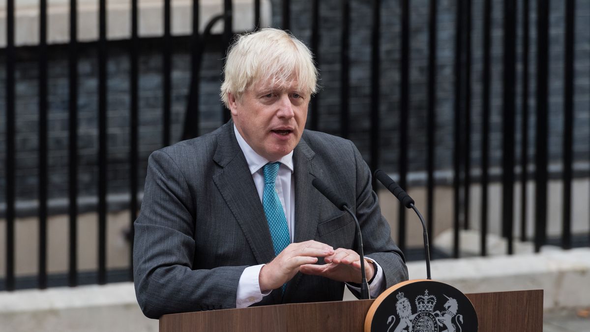 LONDON, UNITED KINGDOM - SEPTEMBER 06: Outgoing British Prime Minister Boris Johnson gives a final speech outside 10 Downing Street before travelling to Balmoral to meet Queen Elizabeth II and officially resign as Prime Minister of the United Kingdom in London, United Kingdom on September 06, 2022. (Photo by Wiktor Szymanowicz/Anadolu Agency via Getty Images)