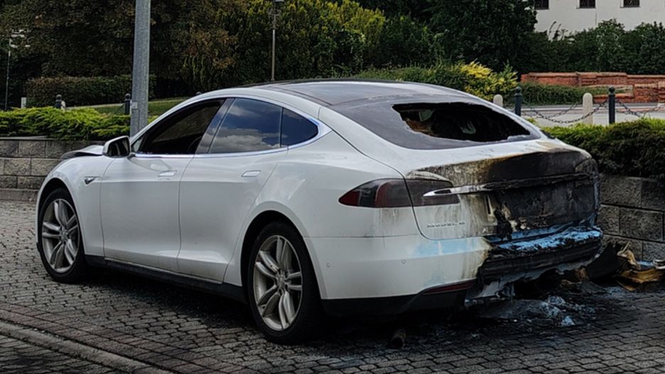 Podpalona Tesla w Brzegu