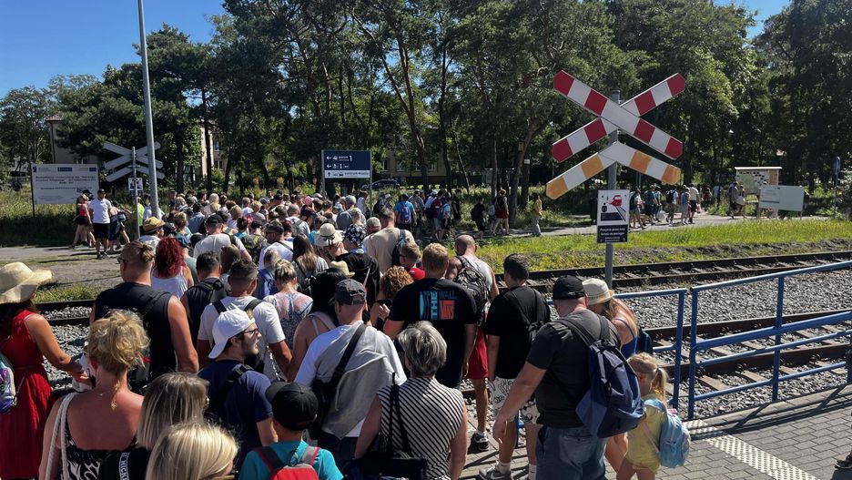 Rzeka ludzi wylała się z pociągu
