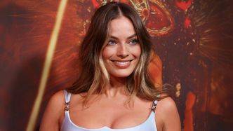 Margot Robbie w sukni z ODWAŻNYM wycięciem zadaje szyku na premierze w Sydney (ZDJĘCIA)