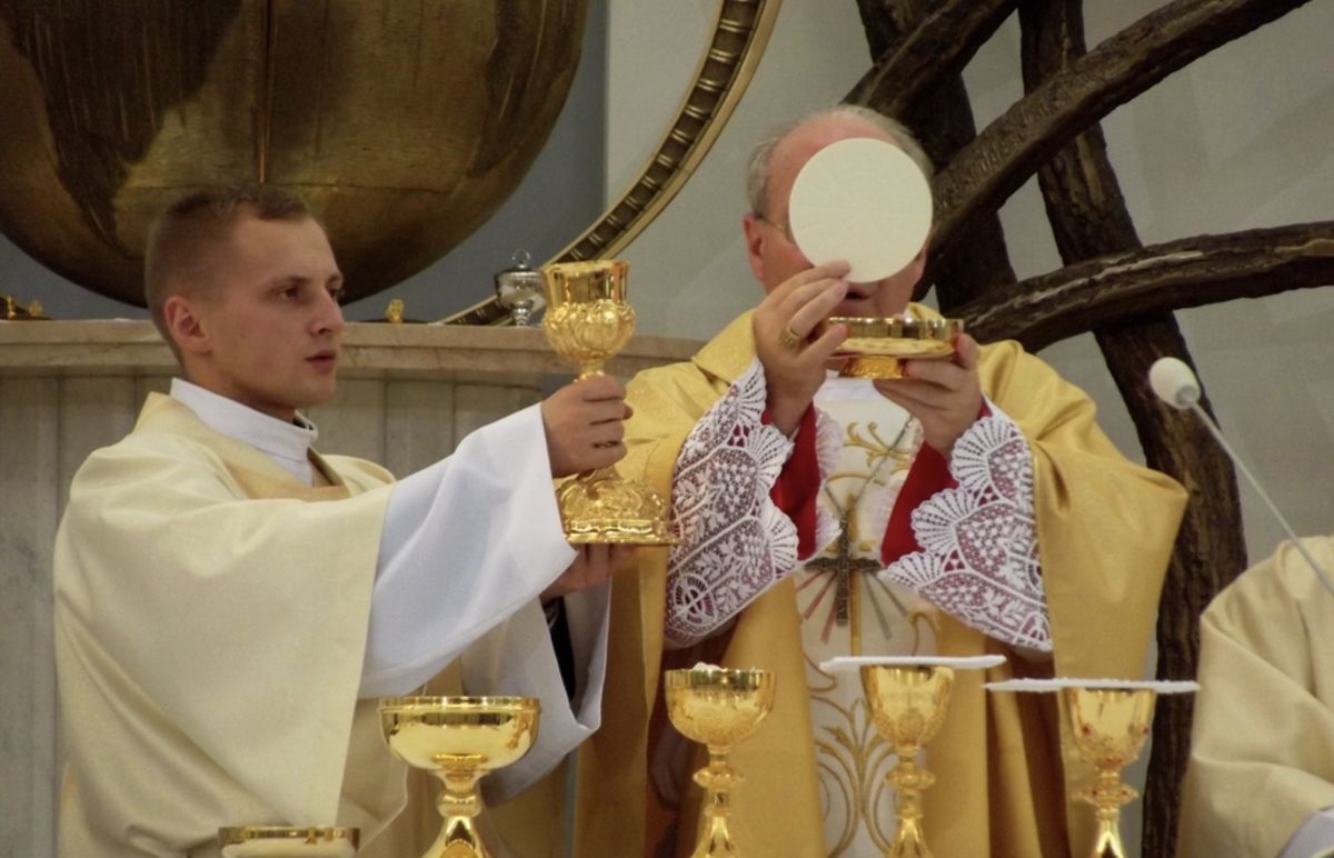 Komunie święte odbywają się w maju w każdej polskiej parafii. Nie każda uroczystość zaistnieje w sieci 