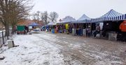 Sławno: Biały handel na targowisku w mroźny wtorek
