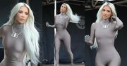 Kim Kardashian przechadza się po planie reklamy w dopasowanym kostiumie, eksponując zgrabną sylwetkę (ZDJĘCIA)