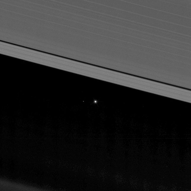 Ziemia wraz z Księżycem, poniżej linii pierścienia Saturna.