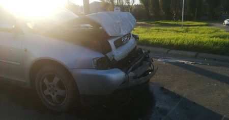 Volvo zatrzymało się przed przejściem. Uderzyło w niego audi. Utrudnienia na ruchliwej ulicy