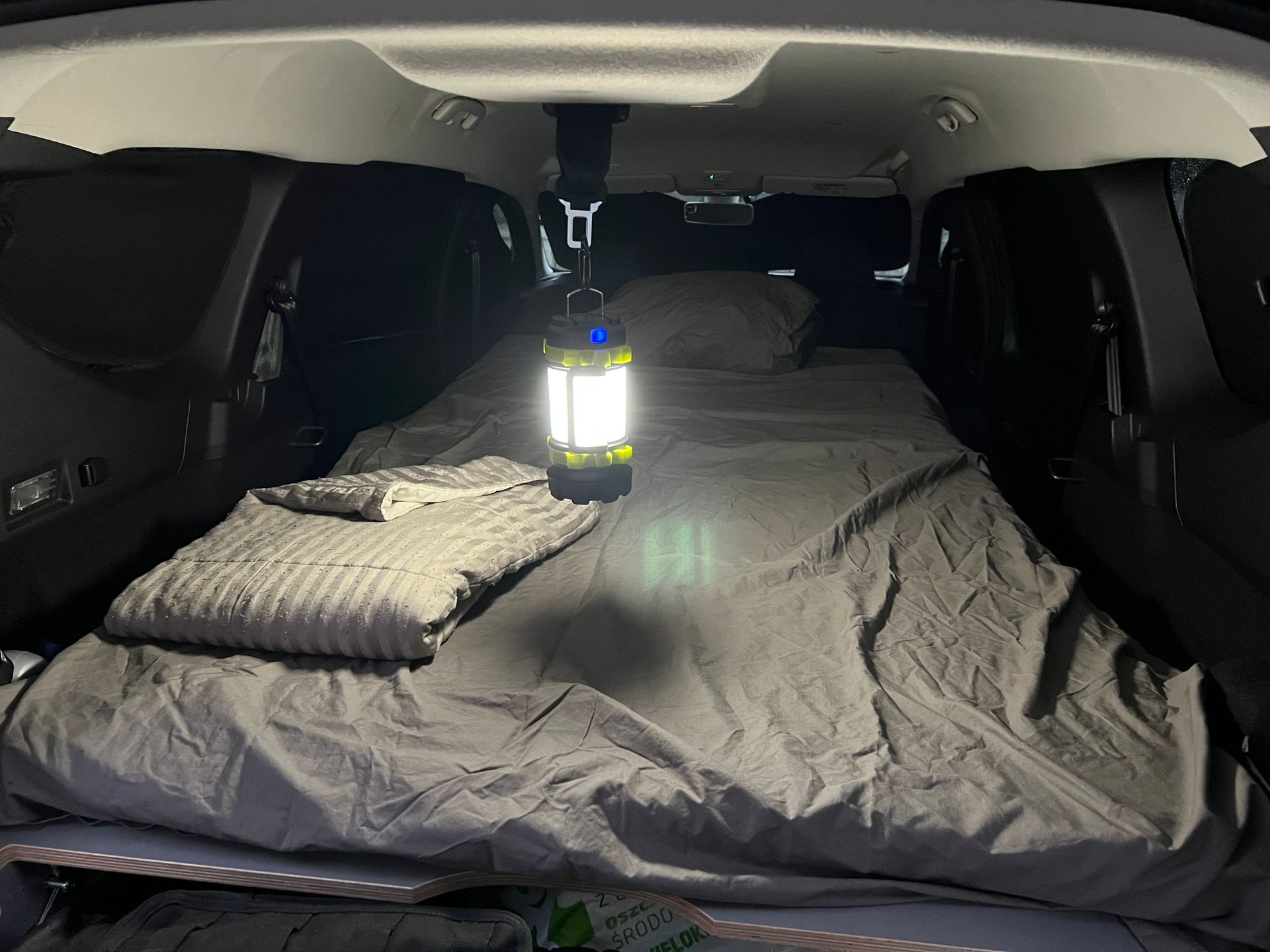 Dacia Jogger gotowa do spania. Zamontowany w suficie pas bezpieczeństwa przydaje się do zamontowania lampki turystycznej