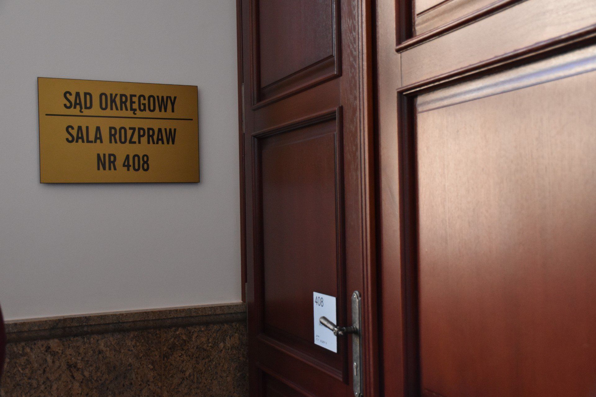 15.07.2025 r. Przed Sądem Okręgowym w Kaliszu ruszył proces wnuczki, która usiłowała zabić własną babcię w Ostrowie Wielkopolskim.