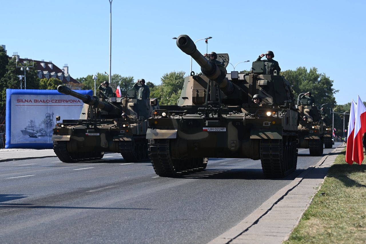 Polscy żołnierze podczas defilady „Silna Biało-Czerwona”.