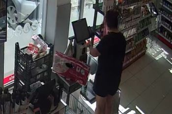 Myślała, że nikt nie widzi. Towar znikał w torbie. Teraz słono zapłaci