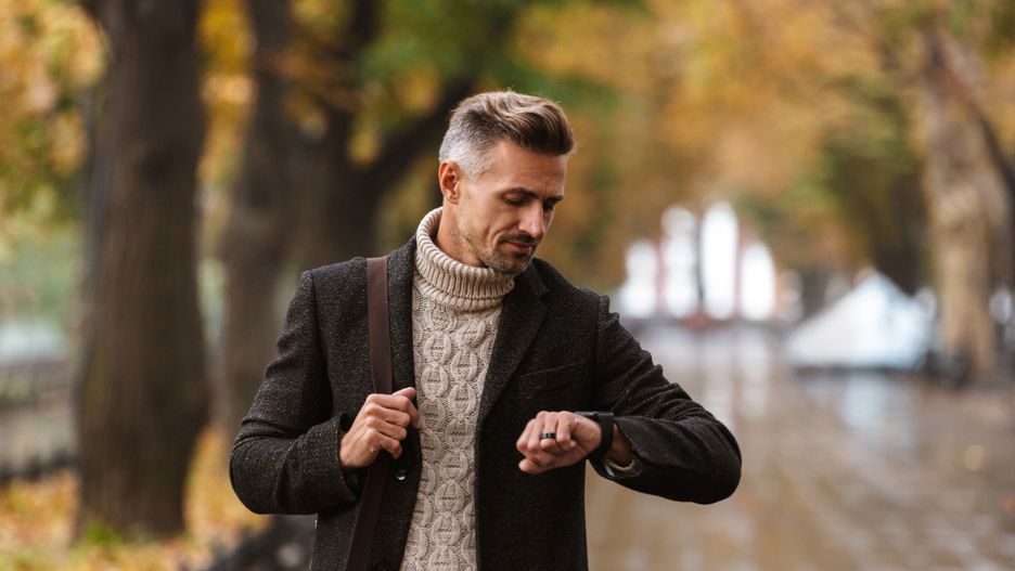 Elegancki płaszcz na jesień jest niezbędny, nawet jeśli częściej sięgasz po kurtkę