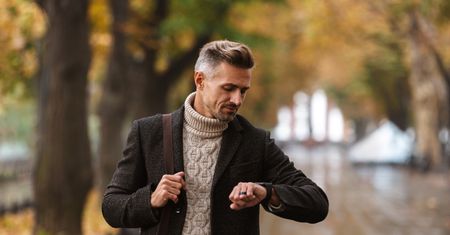 Atrybut eleganckiego mężczyzny. Piękne płaszcze na jesień