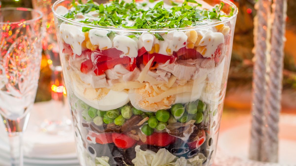 Warstwowa sałatka typu gyros z ryby