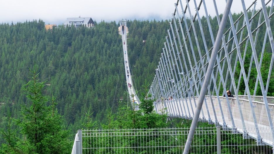 Najdłuższy most wiszący na świecie jest w Czechach. Przeszliśmy po Sky Bridge 721 w ośrodku Dolní Morava. Atrakcja znowu jest otwarta