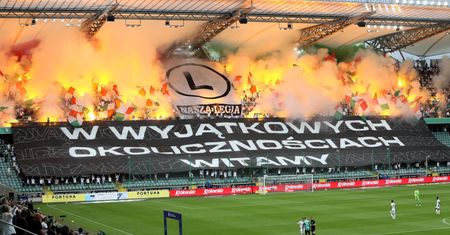 Legia Warszawa. Tłum kibiców na "Żylecie". Czy sanepid zbada sprawę?