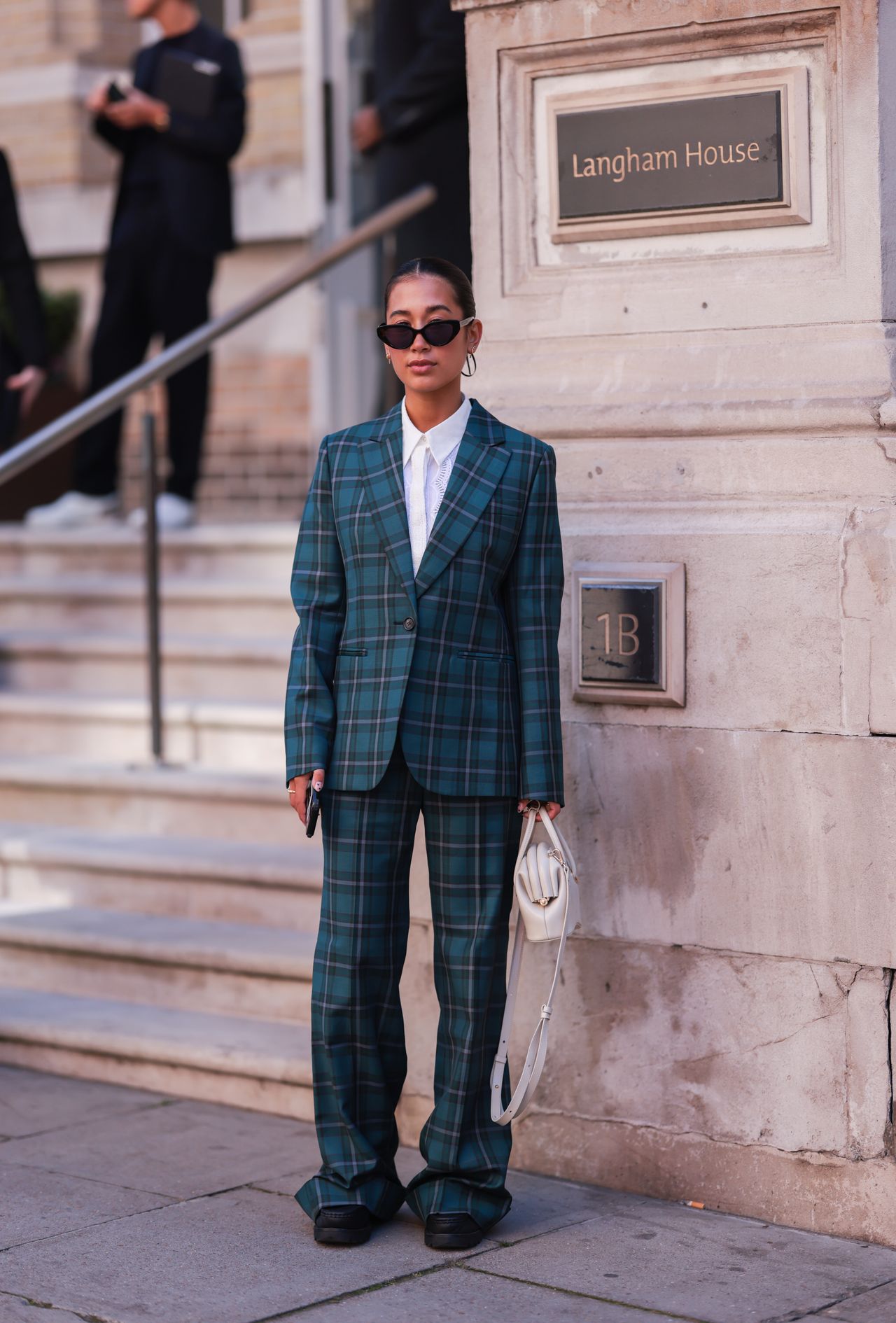 How To Wear Plaid Pants  Tartan fashion, Green plaid pants, Plaid