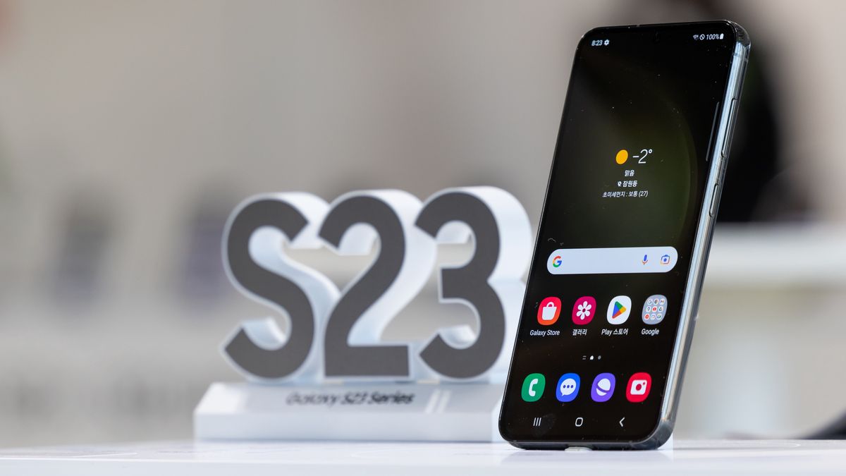 A Samsung Electronics Co. Galaxy S23 smartphone during a media preview event in Seoul, South Korea, on Monday, Jan. 30, 2023. Samsung unveiled its latest iPhone-rivaling Android smartphones, improving the cameras, battery life and design with its new Galaxy S23 line. Photographer: SeongJoon Cho/Bloomberg via Getty Images