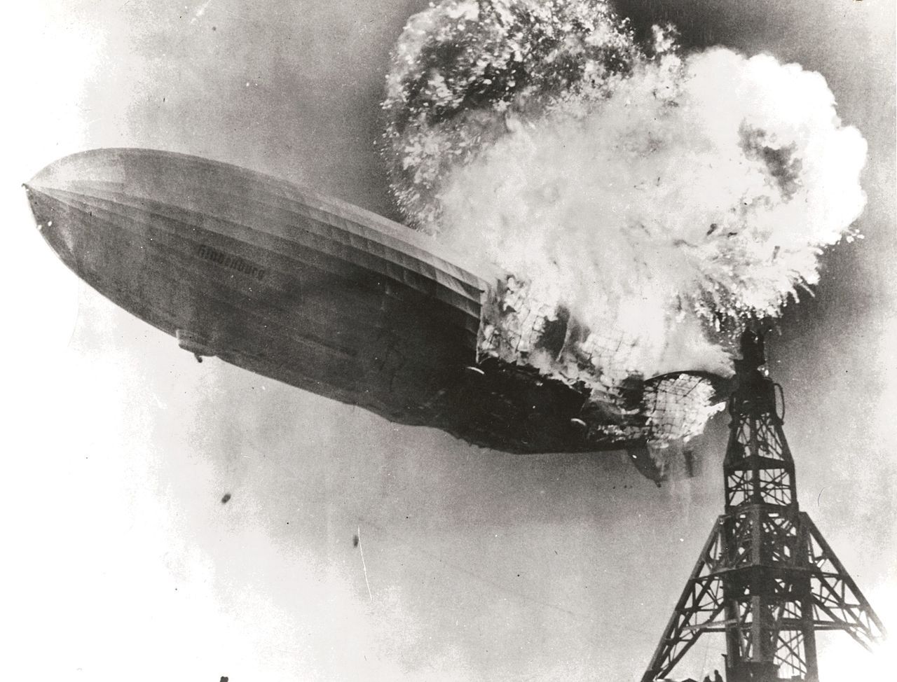 Płonący „Hindenburg”. Wystarczyło zaledwie kilkadziesiąt sekund od pojawienia się ognia, a maszyna runęła na ziemię