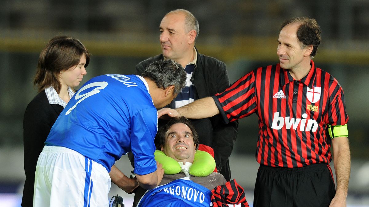 'Milan Glorie' - Charity Football Match
BRESCIA, ITALY - APRIL 03:  Alessandro Altobelli (L) and Franco Baresi (R) greet Stefano Borgonovo before the charity football match between Milan Glorie and Brescia Glorie at the Rigamonti stadium on April 03, 2009 in Brescia, Italy. The event is in support of the charity organization Fondazione Stefano Borgonovo, the former A.C. Milan and A.C. Fiorentina striker affected by Sla (Amyotrophic lateral sclerosis)  (Photo by Luca Ghidoni/Getty Images)
Luca Ghidoni