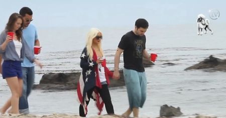 Aguilera z chłopakiem na plaży