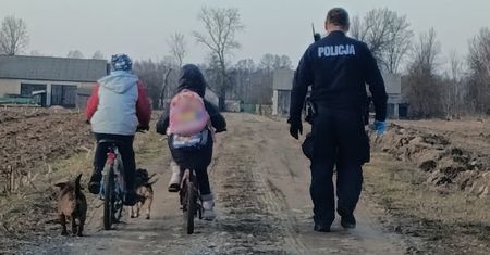 Dramatyczne chwile w Mrozach. Zaginione dzieci odnalezione przy lesie