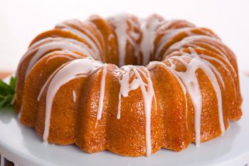 Co roku na Wielkanoc babcia piecze babkę na oleju. Wychodzi wilgotna i długo jest świeża