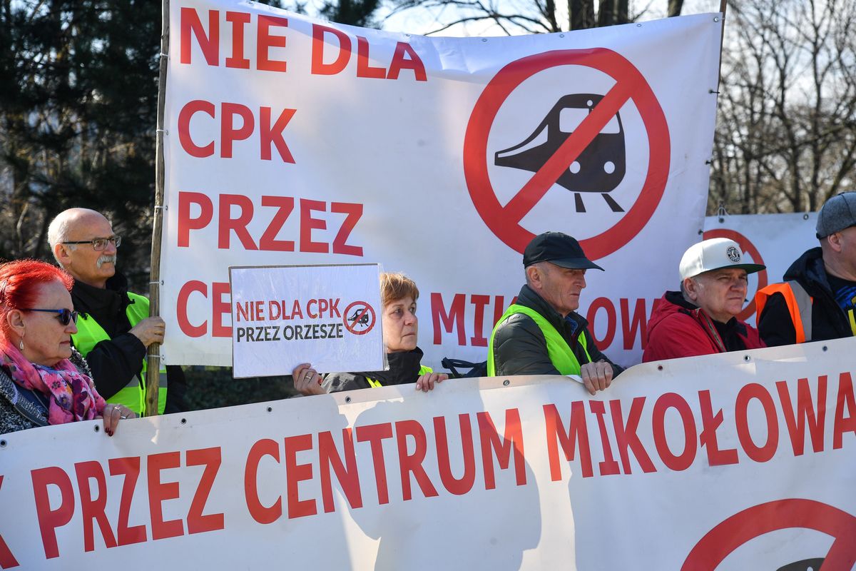 Protestu w sprawie CPK przed siedzibą Sejmu w Warszawie