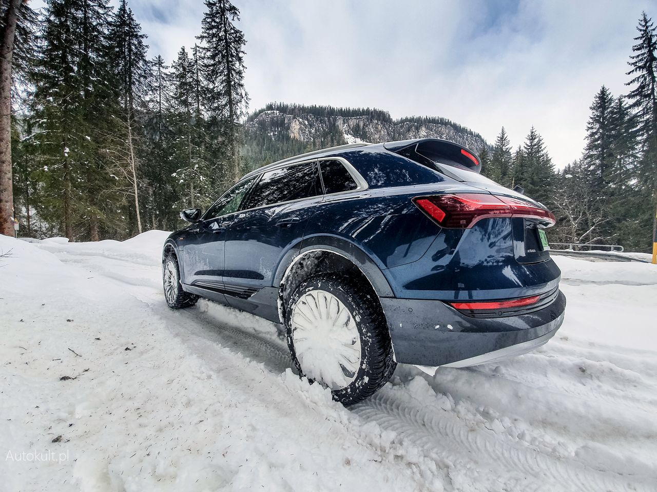 Audi e-tron już wygrzebane ze śniegu, na wyjeździe z lasu.