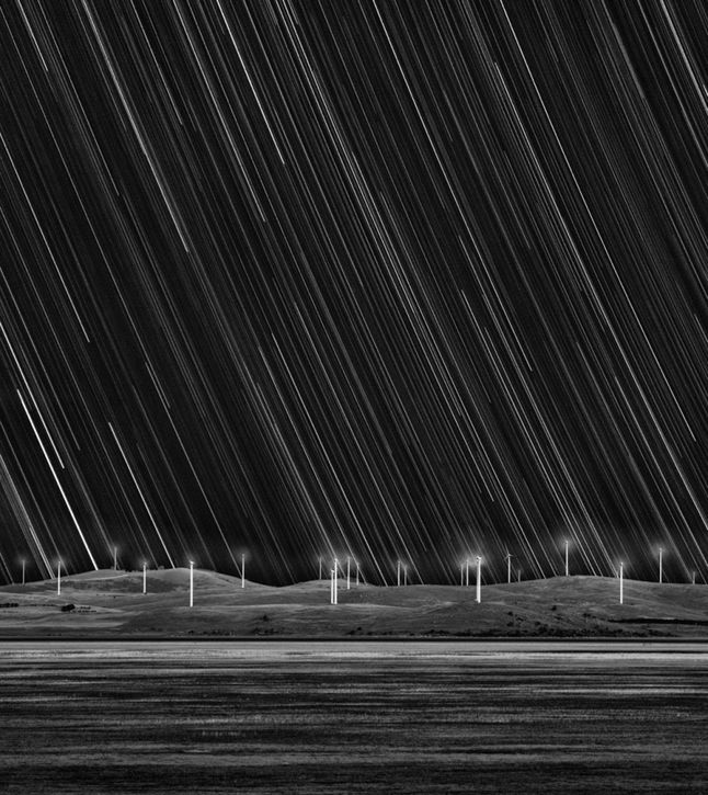 Zdjęcie, które zajęło drugie miejsce w kategorii Ziemia i Kosmos, przedstawia ruch gwiazd nad farmą wiatrową Capital Wind Farm w australijskim Bungendore.