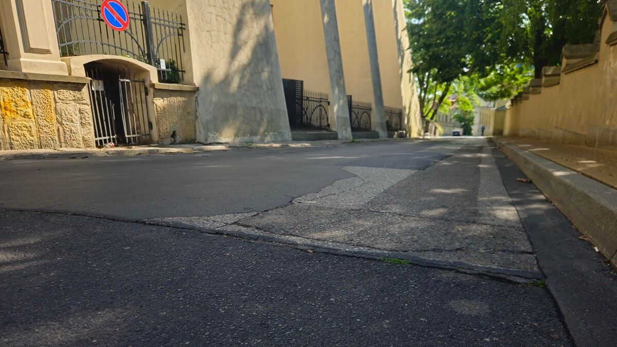 Zniszczona nawierzchnia jezdni ul. Podwale w Lublinie
