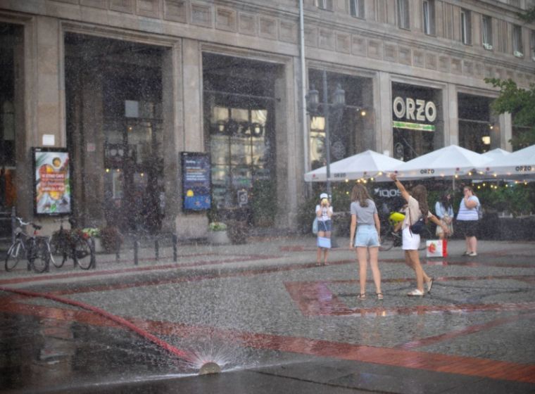 Warszawa. Można się napić i zrosić. Dużo wody na ulicach stolicy. Gdzie są kurtyny wodne?