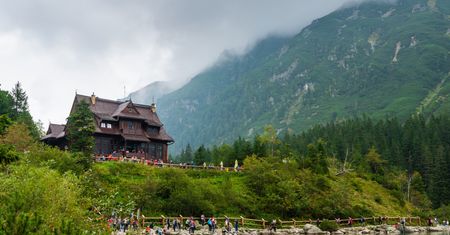 Wakacje 2020. Tłumy turystów nad Morskim Okiem. Problemy z parkowaniem