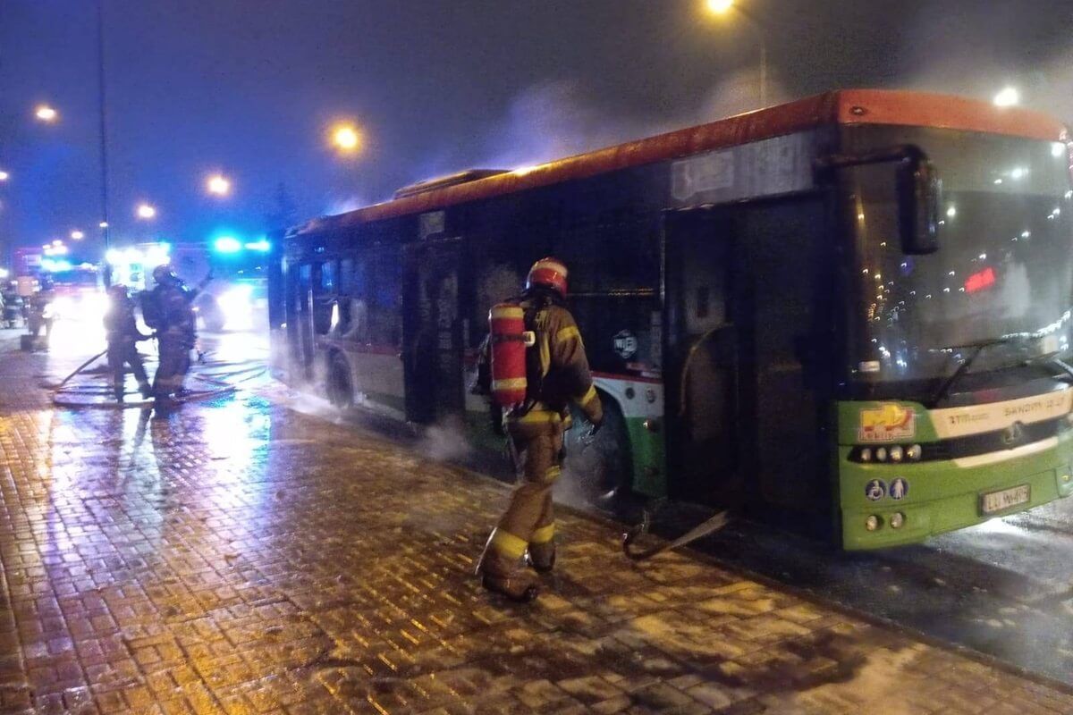Renault uderzył w autobus miejski na ul. Pancerniaków, po czym oba pojazdy stanęły w ogniu