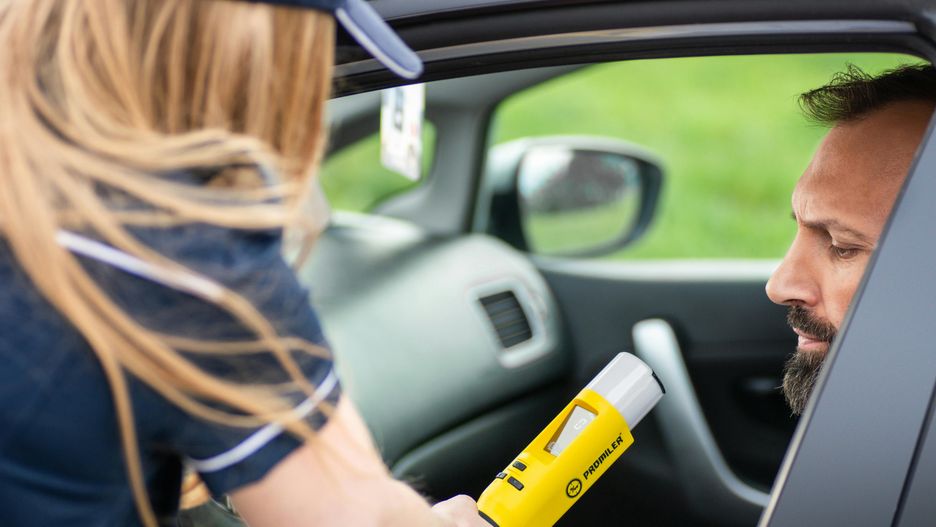 badanie alkomatem/ ilustracja