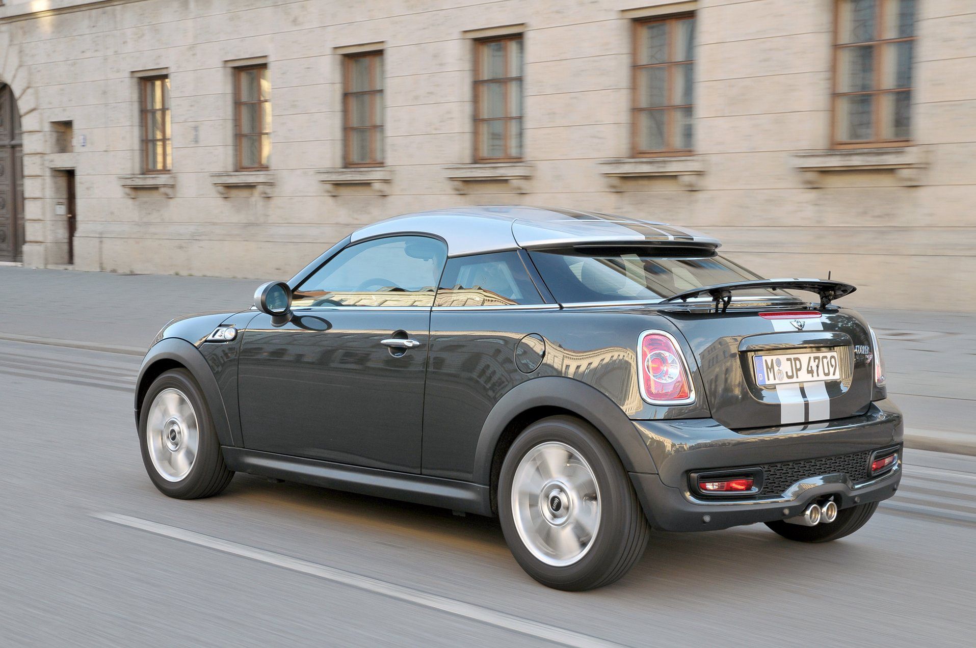 Mini Coupe, podobnie jak roadster, jest dwumiejscowy. Ma wysuwan