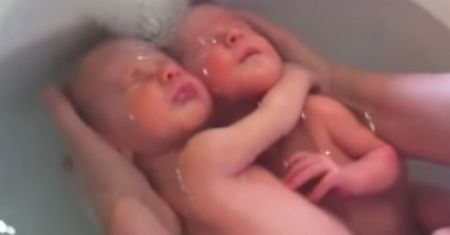 Polska położna nagrała bliźnięta. "Nie wiedziały, że się urodziły"