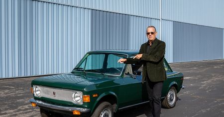Tom Hanks sprzedaje kolejnego fiata. Tym razem to nie "maluch", ale cena też robi wrażenie