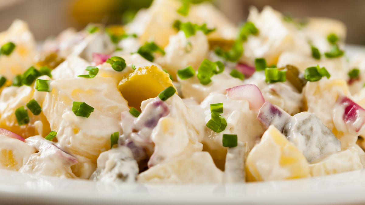 Sałatka gospodyni proboszcza to oryginalny, ale równocześnie sma