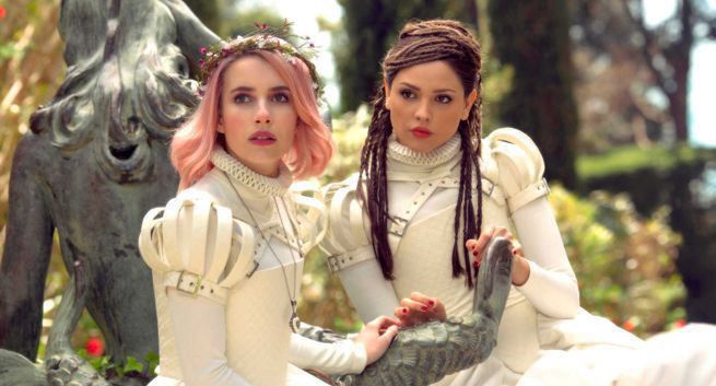 Emma Roberts i Milla Jovovich w filmie "Paradise Hills"