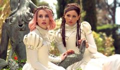 Emma Roberts i Milla Jovovich w filmie "Paradise Hills"
