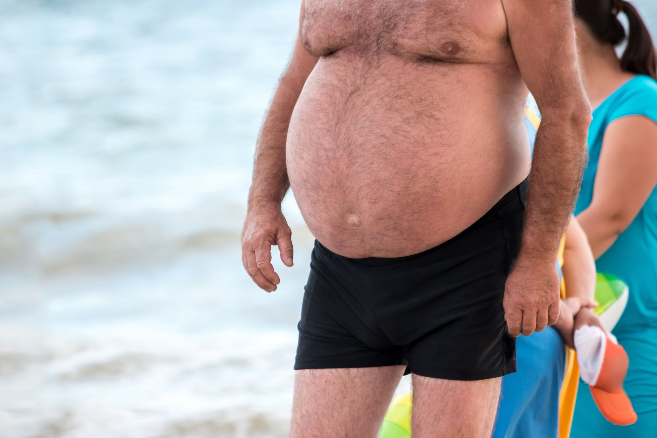 Panowie z wielkimi brzuchami to częsty widok na plaży 