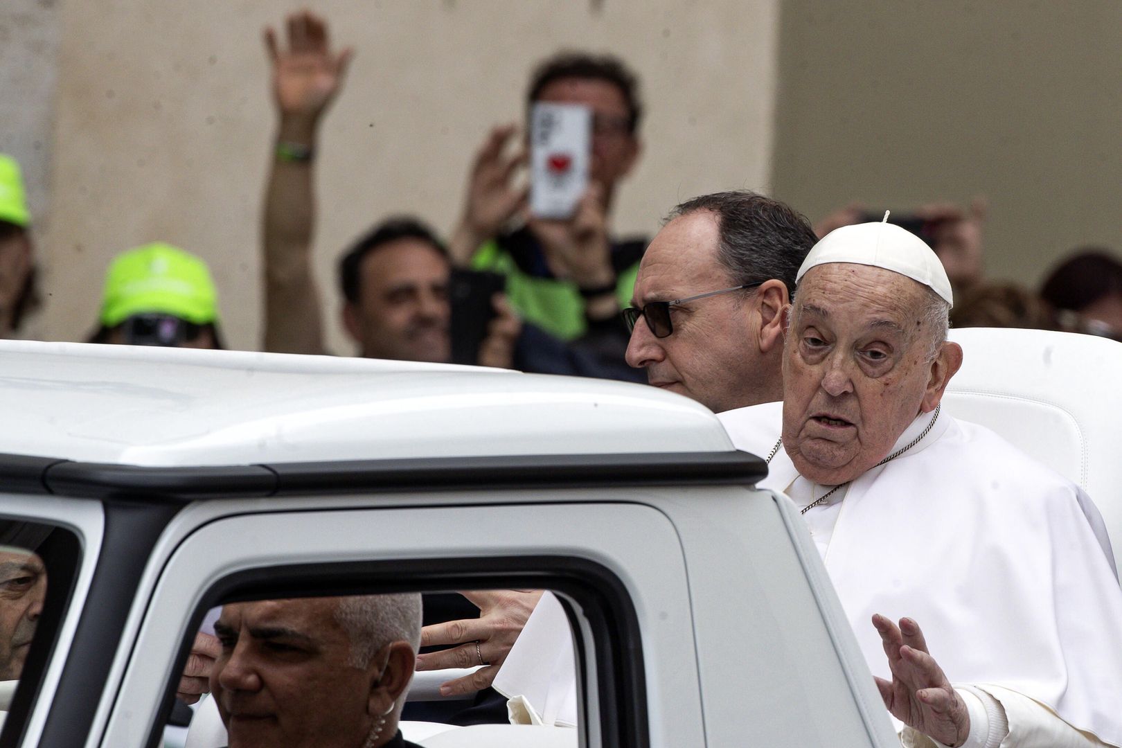 Holy Mass Easter Sunday and Urbi et Orbi Blessing in Vatican
epa12042438 Pope Francis waves to the faithful after the Urbi et Orbi blessing following the Easter Mass in Saint Peter's Square, in Vatican City, 20 April 2025.  EPA/ANGELO CARCONI 
Dostawca: PAP/EPA.
ANGELO CARCONI
easter, holy week, mass, Christianity, Catholicism