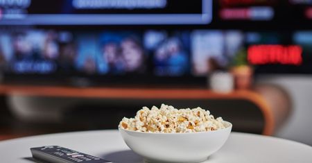 Zakupy na kwarantannie. Popcorn i mrożona pizza wygrywają z piwem