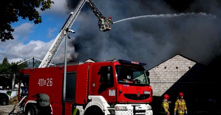 Pomorskie. Gęsty dym nad Krojantami. Pożar w zakładzie produkcji jachtów