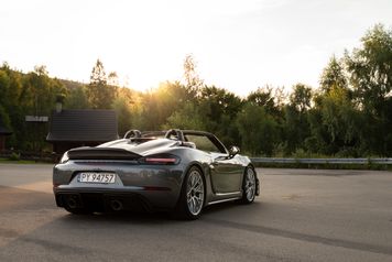 Mówiono o powrocie spalinówki do Boxstera i Caymana. Porsche rozwiewa wątpliwości
